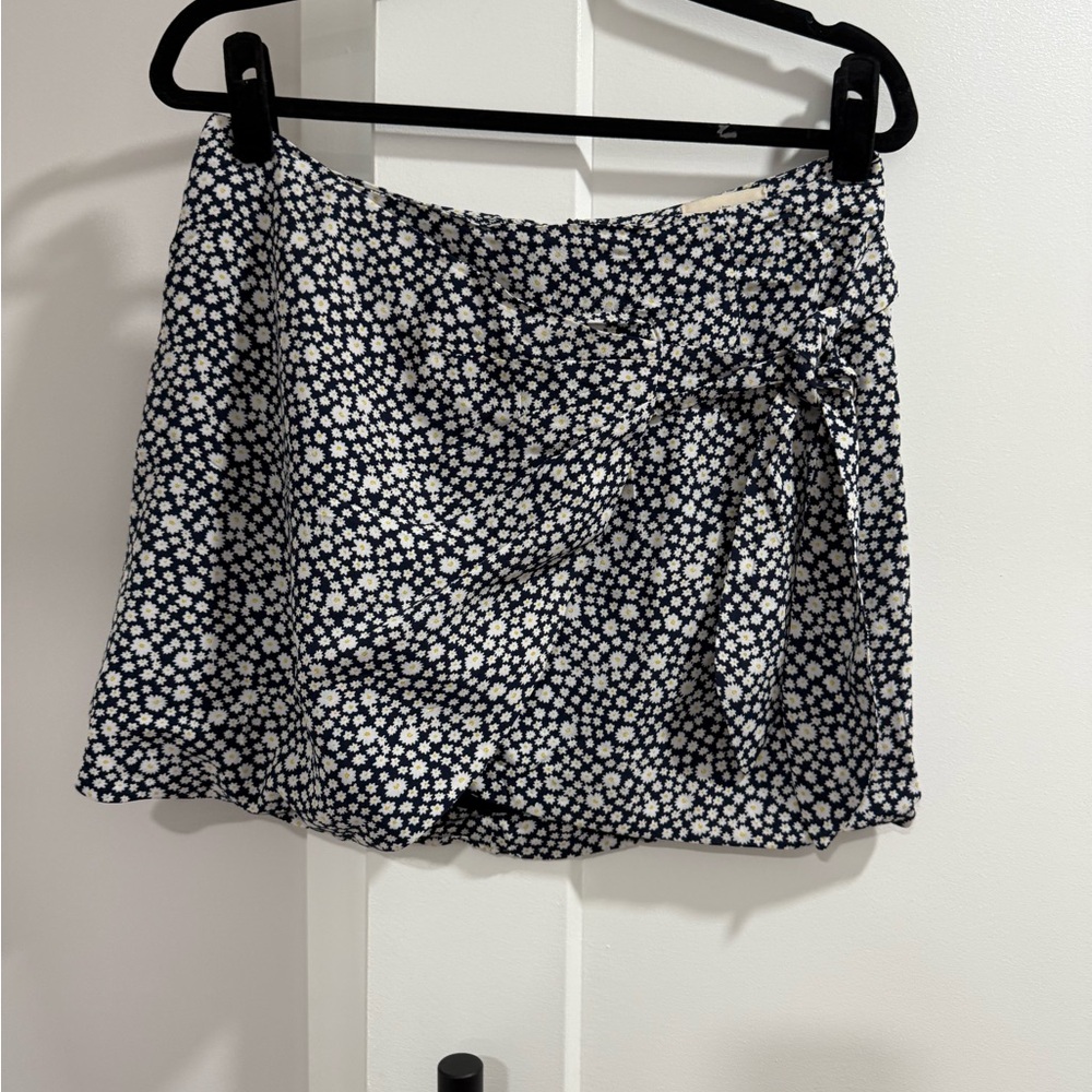 Sézane Floral Wrap Skort – Navy & White Daisies – Size 36 - Picture 3 of 7